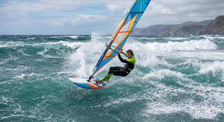 Windsurfer in stürmischer See